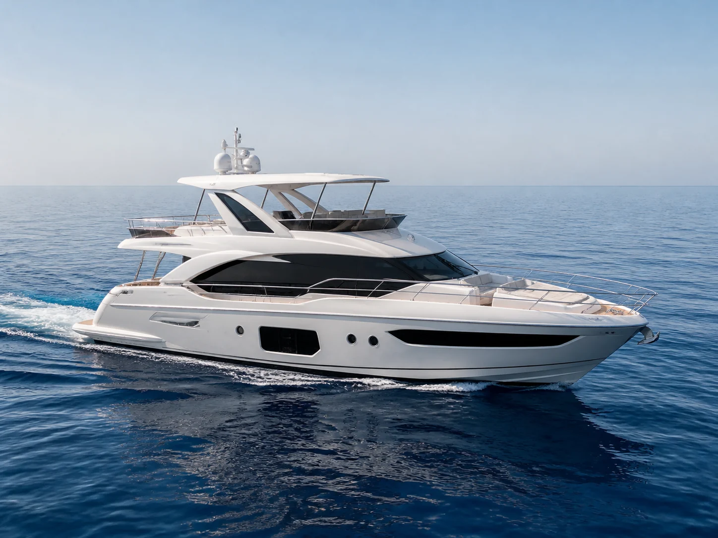 Azimut 72 Fly на спокойной синей воде