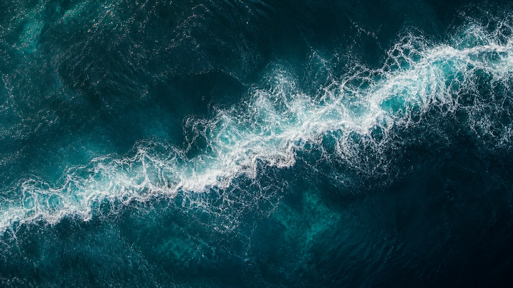 Белая морская пена на глубокой бирюзовой воде